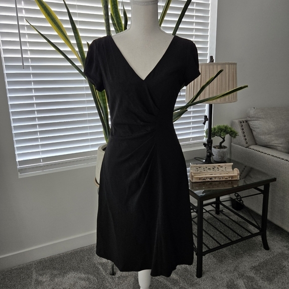 Banana Republic Basic Black Shirred Side Dress. Side zipper. Size 2. Good p - Picture 1 of 7